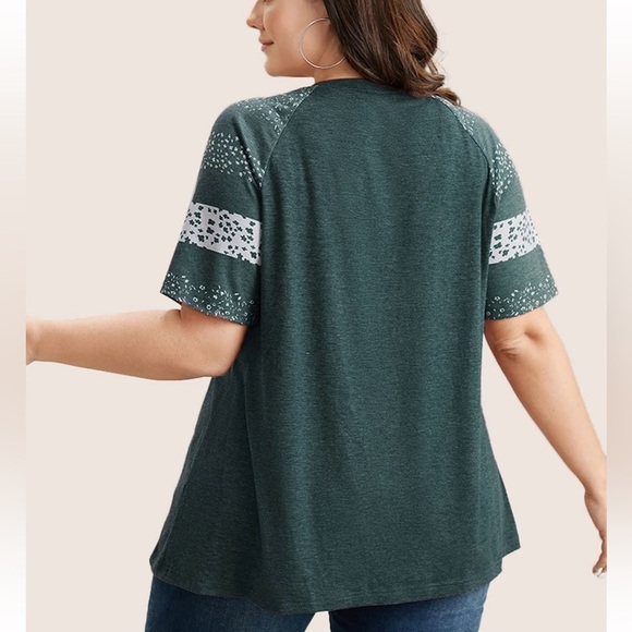 BloomChic Plus Size 5XL Ditsy Floral Colorblock Contrast Raglan Sleeve T-shirt - Picture 2 of 7